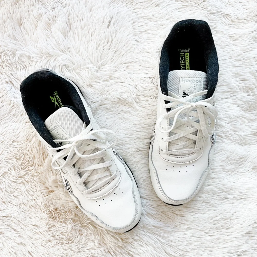 Classic Reebok Sneaker - Picture 2 of 5